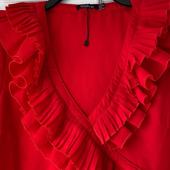Boohoo Red Ruffle V-Neck Long Sleeve Top Size 6 - Picture 3 of 4